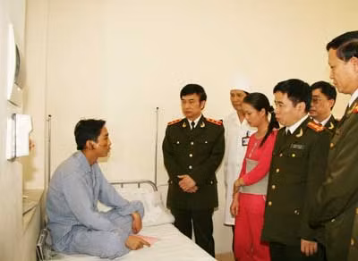 Thứ trưởng Đặng Văn Hiếu thăm và tặng quà đồng chí Bùi Trung Dũng.