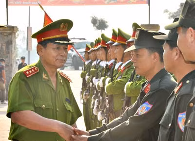 Thượng tướng Lê Thế Tiệm tặng quà tiểu đoàn III.