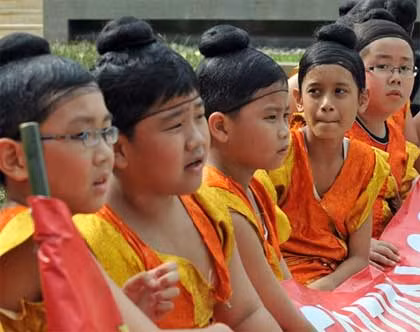 Các em học sinh Indoneia tham gia lễ hội trưng bày con rồng dài 88 mét được làm từ 8.288 chai nước khoáng. Sự kiện diễn ra tại Jakarta ngày 29 Tết.