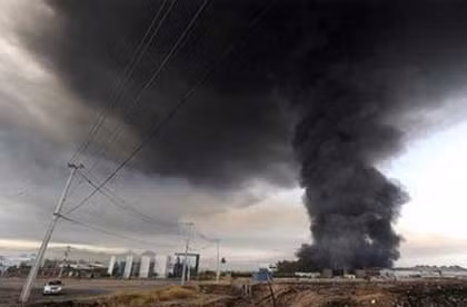 Khói bốc lên từ một tòa nhà ở ngoại ô thành phố Santiago, Chile sau trận động đất. Ảnh: AFP.