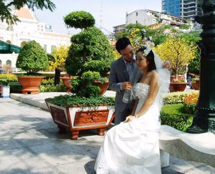Cặp uyên ương này chọn đường hoa Nguyễn Huệ làm nơi ghi lại những khoảnh khắc hạnh phúc chuẩn bị cho đám cưới.