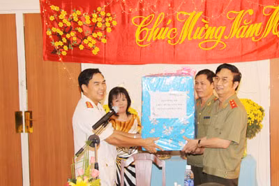 Thứ trưởng Đặng Văn Hiếu chúc Tết Trường Văn hoá II.