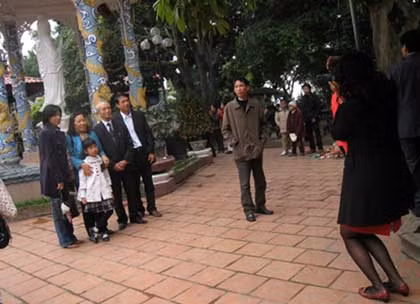 Tranh thủ làm kiểu ảnh du xuân đầu năm tại chùa.