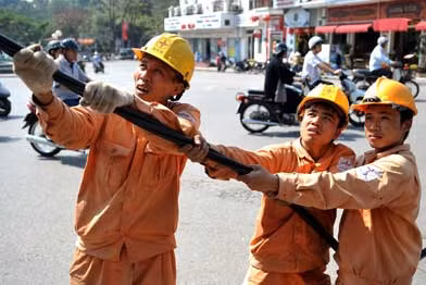 Hồi tháng 3 năm ngoái, giá điện cũng một lần được điều chỉnh với mức tăng 13% áp dụng cho điện sinh hoạt. Ảnh: VnExpress.