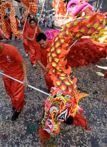 Tại Philippines, các đội múa lân rồng biểu diễn trong khu phố China Town, mang không khí rộn rã và màu sắc vui tươi đến quốc đảo.