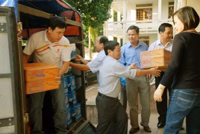 Đại diện các đơn vị thành viên Công ty TNHH một thành viên Thương mại SABECO trao số hàng cứu trợ người dân vùng lũ.