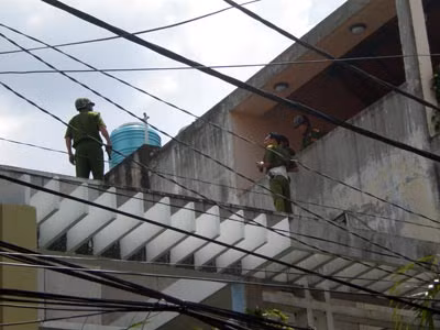 Lực lượng cảnh sát “đột kích” ngôi nhà - nơi hung thủ gây án đang lẩn trốn.