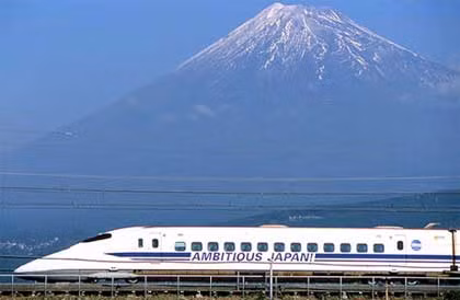 Tàu cao tốc của Nhật đi quá núi Phú Sĩ ở thành phố Phú Sĩ, phía tây Tokyo, năm 2009. Nhật Bản dẫn đầu thế giới về tàu cao tốc và con tàu đầu tiên họ đưa vào sử dụng là năm 1964. Ảnh: Reuters.