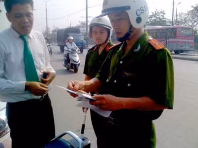 CS113 xử phạt lái xe taxi vi phạm lỗi dừng, đỗ.