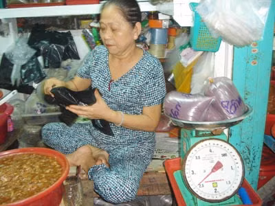 Tiểu thương ở chợ vẫn chưa thể bỏ thói quen mua bao nilon với giá 1.800 đồng/kg để phục vụ khách hàng.