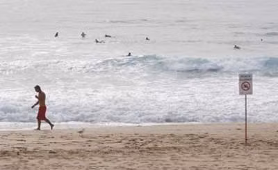 Sóng thần bắt đầu tấn công đảo Hawaii (Mỹ). Ảnh: Reuters.