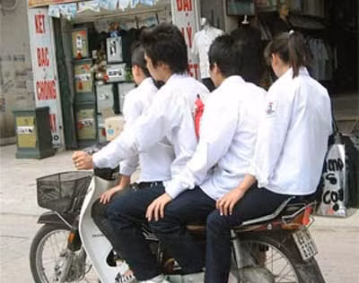 Học sinh vi phạm Luật GTĐB như thế này không phải là hiếm.