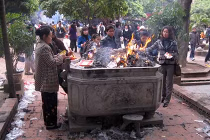 Hoá vàng, việc không thể thiếu của những người đi lễ chùa.