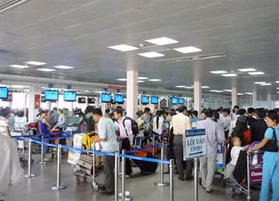 Khu vực vốn dành cho khách hạng C cũng chật cứng người.