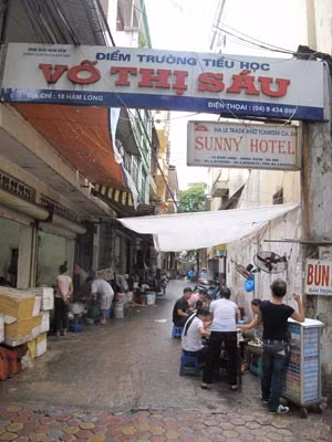 Con đường đến trường của học sinh tiểu học Võ Thị Sáu.