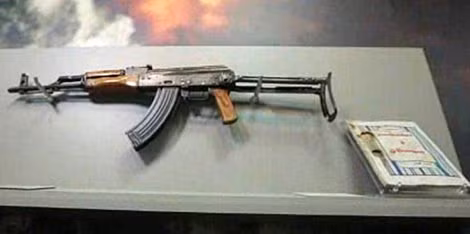 Khẩu AK 47 của Bin Laden và cuốn cẩm nang hướng dẫn khủng bố.