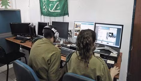 Hai thành viên của Unit 8200 thuộc quân đội Israel.
