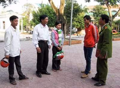 Vợ chồng Hằng đang được cán bộ Công an Kỳ Anh giải thích trước thông tin ma thuốc độc.