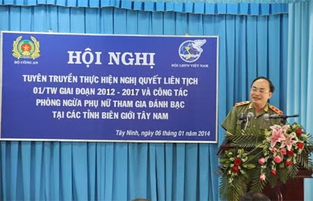 Thứ trưởng Bùi Quang Bền dự hội nghị tuyên truyền thực hiện Nghị quyết liên tịch 01-TW và công tác phòng ngừa phụ nữ tham gia đánh bạc tại các tỉnh biên giới Tây Nam ảnh 3