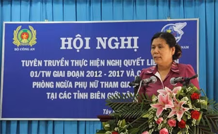 Thứ trưởng Bùi Quang Bền dự hội nghị tuyên truyền thực hiện Nghị quyết liên tịch 01-TW và công tác phòng ngừa phụ nữ tham gia đánh bạc tại các tỉnh biên giới Tây Nam ảnh 2