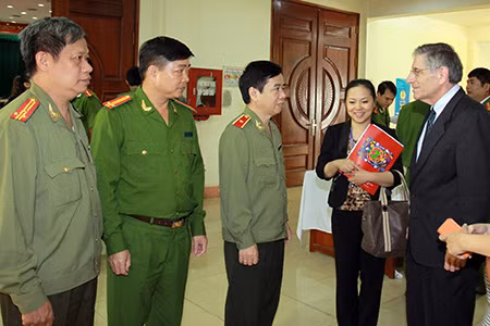 Các đại biểu Bộ Công an trao đổi với những nhà khoa học quốc tế bên lề hội thảo.