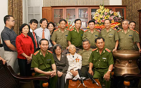 Các đồng chí lãnh đạo Bộ Công an và Đảng ủy CATW thăm, chúc thọ Đại tướng Võ Nguyên Giáp tại nhà riêng (25/8/2008). (Ảnh: Duy Hiển).