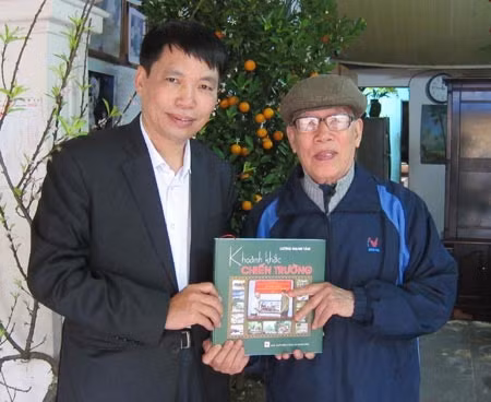 Đại tá, họa sĩ Lương Mạnh Tâm (bên phải) và nhà thơ Đặng Vương Hưng, người tổ chức bản thảo cuốn “Khoảnh khắc chiến trường”.