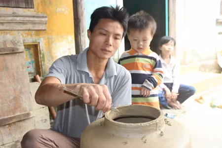 Anh Nguyễn Đăng Tập quyết tâm theo đuổi nghề gốm để giữ "nghiệp nhà".