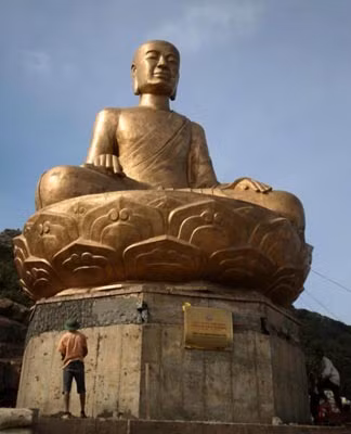 Lịch sử cho thấy có những vị vua đồng thời cũng là những bậc chân tu được người đời ngưỡng mộ. Trong ảnh: Tượng Phật hoàng Trần Nhân Tông dự kiến sẽ được khánh thành tại khu di tích danh thắng Yên Tử, Quảng Ninh vào ngày 3/12 tới.