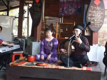 Biểu diễn văn nghệ trong lễ tưởng niệm thi sĩ Á Nam Trần Tuấn Khải (tháng 3/2014).
