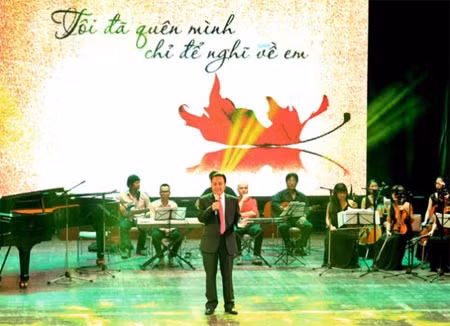 Nhà thơ Hồng Thanh Quang đọc thơ trong chương trình nghệ thuật "Tôi đã quên mình chỉ để nghĩ về em".