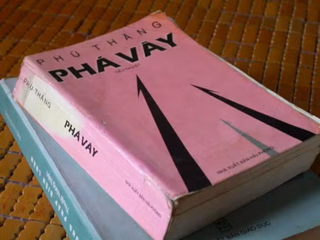 Bìa cuốn tiểu thuyết “Phá vây” của nhà văn Phù Thăng trong một lần tái bản.