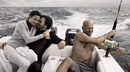 Từng có lúc, bên cạnh chồng cũ (Bruce Willis), Demi Moore vẫn thoải mái thể hiện tình cảm với chồng mới (Ashton Kutcher).