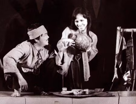 Nhà hát kịch Việt Nam đang dựng lại vở : "Hồn Trương Ba, da hàng thịt" để tham dự liên hoan.