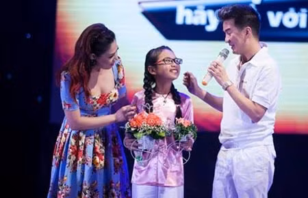 Sau vòng Đối đầu, các huấn luyện viên đã đưa thí sinh Giọng hát Việt nhí chạy show.