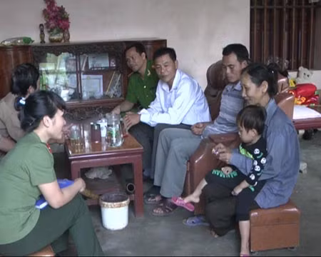 Chị Nguyễn Thị Hạnh - xóm Cú, xã Mỹ Thuận (ngoài cùng, bên phải) và Ban An ninh trật tự xóm Bình đang kể chuyện bắt cướp với phóng viên.