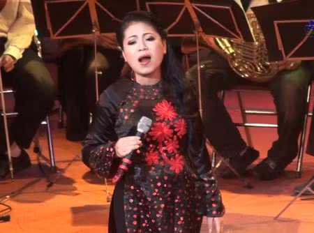 Ca sĩ Anh Thơ trình bày bài hát "Xa khơi" của nhạc sĩ Nguyễn Tài Tuệ.