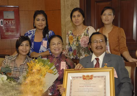 Đón nhận danh hiệu NSND không chỉ là niềm vinh dự của cá nhân nghệ sĩ Lý Huỳnh mà còn là niềm tự hào của cả gia đình ông.