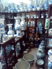 Một trong hàng chục phòng chứa gốm sứ cổ của ông Đinh Công Tường.