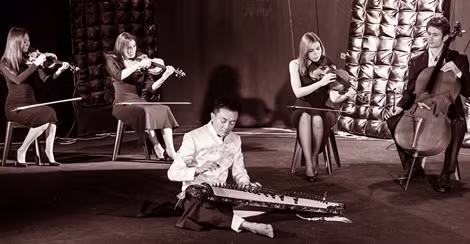 Trí Nguyễn và cây đàn tranh trong buổi ra mắt album Consonnances - Hòa điệu.
