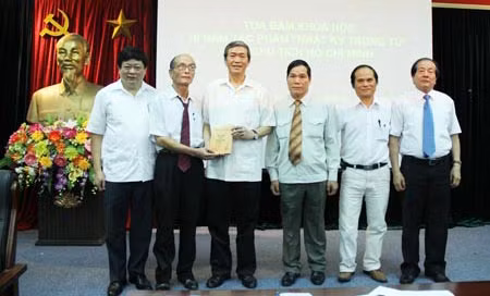 Đồng chí Đinh Thế Huynh, Ủy viên Bộ Chính trị, Bí thư Trung ương Đảng, Trưởng Ban Tuyên giáo Trung ương và các đại biểu với tác phẩm "Nhật ký trong tù" do Nhà giáo Ưu tú Hoàng An dịch sang tiếng Tày - Nùng. Ảnh: Thanh Hằng.