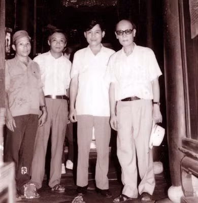 Trung tướng Dương Thông (ngoài cùng bên phải) và tác giả (thứ 2 từ trái qua) trong một chuyến đi công tác ở Hội An.