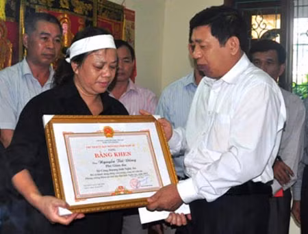 Chủ tịch UBND tỉnh Nghệ An trao bằng khen về hành động dũng cảm trong công tác phòng chống thiên tai cho đại diện gia đình Phó Giám đốc Sở Công thương Nghệ An Nguyễn Tài Dũng.
