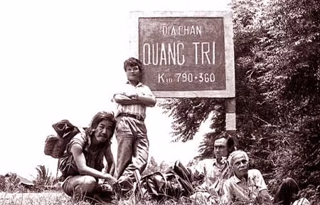 Nhà thơ Nguyễn Lương Ngọc trong chuyến hành trình xuyên Việt năm 1993. Từ trái qua: Nhà văn Hòa Vang, nhiếp ảnh gia Nguyễn Đình Toán, nhà thơ Nguyễn Lương Ngọc và nhà thơ Hoàng Cầm.