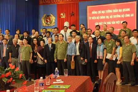 Bộ trưởng Trần Đại Quang cùng một số tướng lĩnh Công an chụp ảnh kỷ niệm với các nhà văn tham dự trại sáng tác văn học "Vì An ninh Tổ quốc và bình yên cuộc sống" (Đà Lạt,14/4/2014).