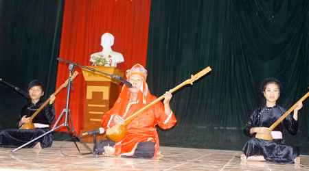 Nghệ nhân Hà Thuấn trình diễn hát then, đàn tính cùng hai cháu nội.