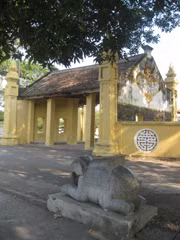 Tượng voi trấn giữ trước tam quan chùa Keo làng Hành Thiện (Xuân Trường, Nam Định). Ảnh: Trần Văn Quyến.