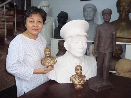 Nghệ sĩ điêu khắc Kim Thanh và những bức tượng chân dung Đại tướng Võ Nguyên Giáp.