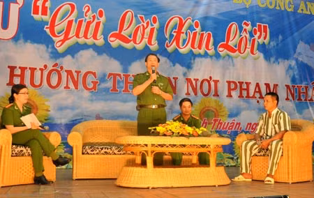 Phạm nhân giao lưu cùng giám thị và người bị hại.