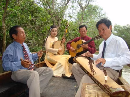 Biểu diễn đờn ca tài tử trên sông nước.